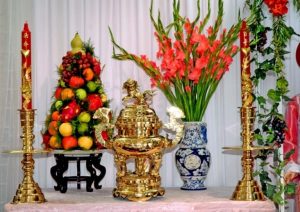 Bài trí bình hoa và đĩa quả trên bàn thờ gia tiên